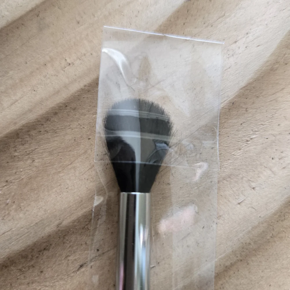 Morphe Deluxe Highlighter M532 Black And Silver Makeup Brush